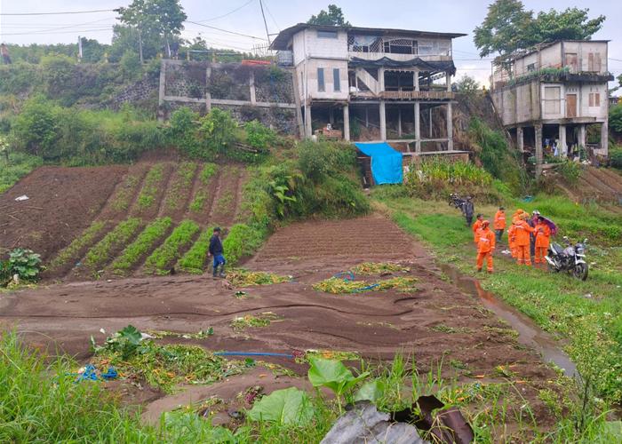 Dampak-kerusakan-tanah-pertanian-usai-longsor-yang-mengakibatkan-luapan-air-di-kota-batu.jpg