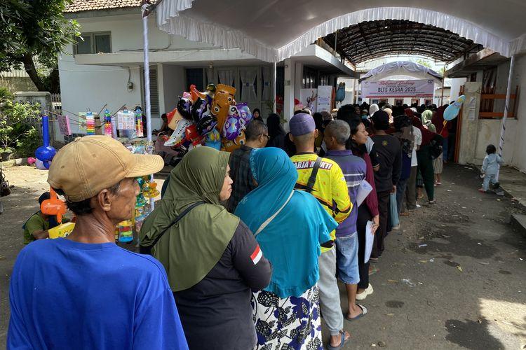 Darsini Rela Antre Panjang Demi Ambil BLTS Kesra Rp 900 Ribu, Ingin Belikan Jajan Cucu dan Sembako