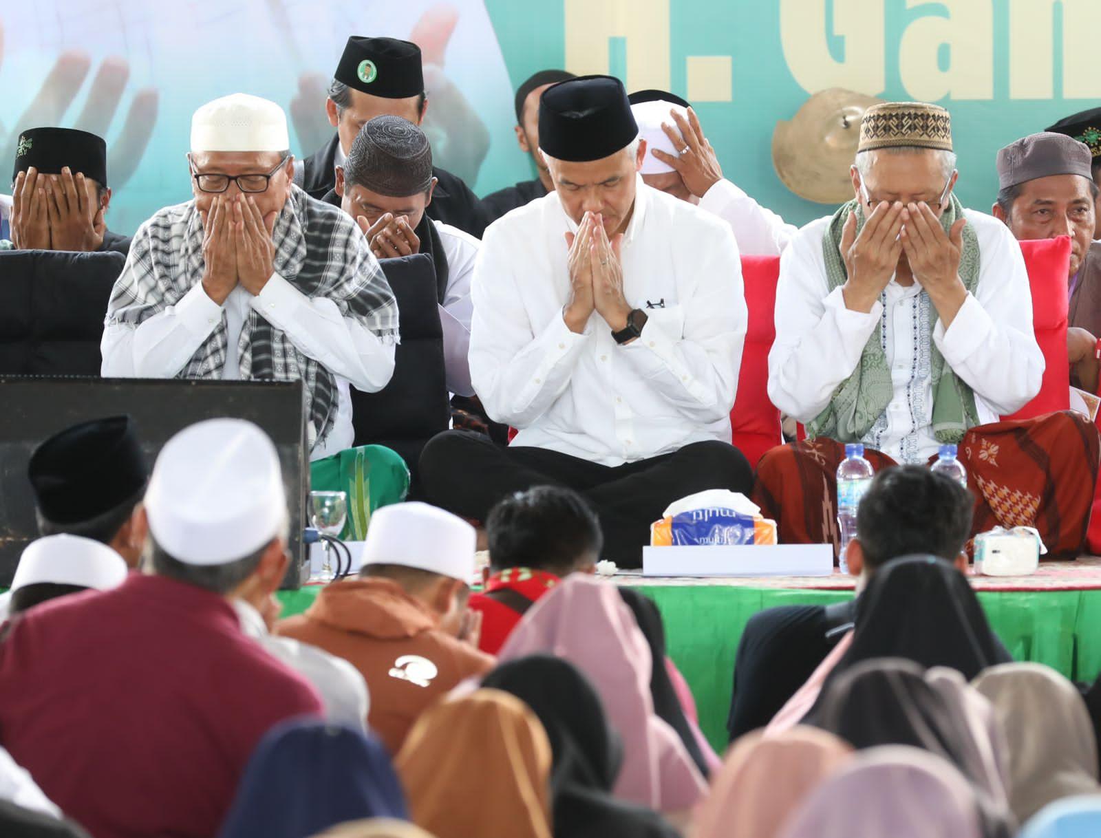 Datangi Halal Bi Halal dengan Ulama dan Santri di Jatim, Ganjar Pranowo Disambut Teriakan Presiden
