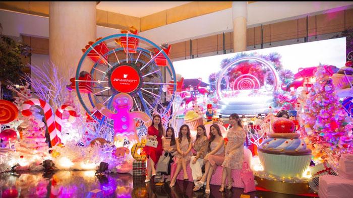 Candy Wonderland, Paduan Dekorasi Setinggi 5 Meter dan LED, Nuansa Natal di JW Marriott Surabaya