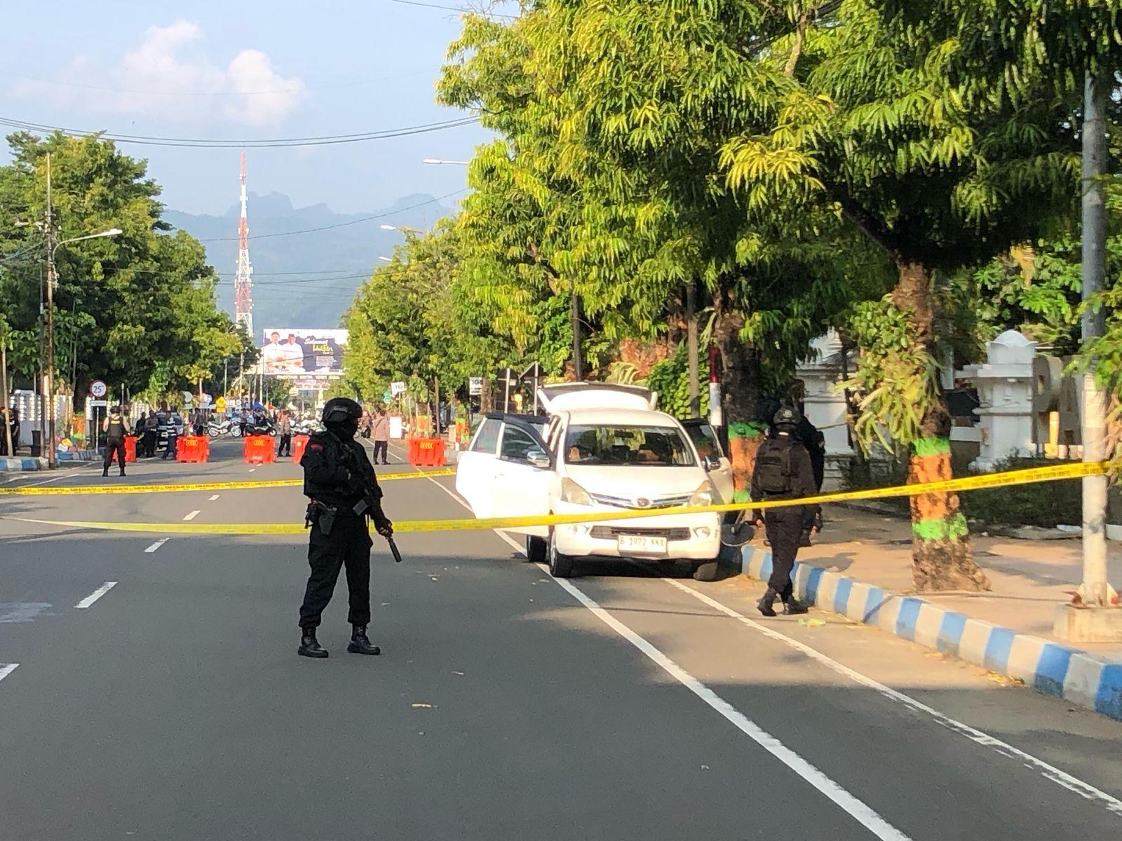 Densus-88-antiteror-Mabes-Polri-saat-menjaga-ketat-Mapolres-Pacitan.jpg