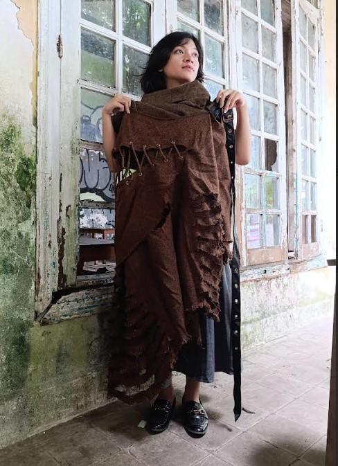 Sosok Desainer Muda Leni Indah Sari di Malang, Ubah Pakaian Bekas Jadi Kekinian Sarat Nuansa Lokal