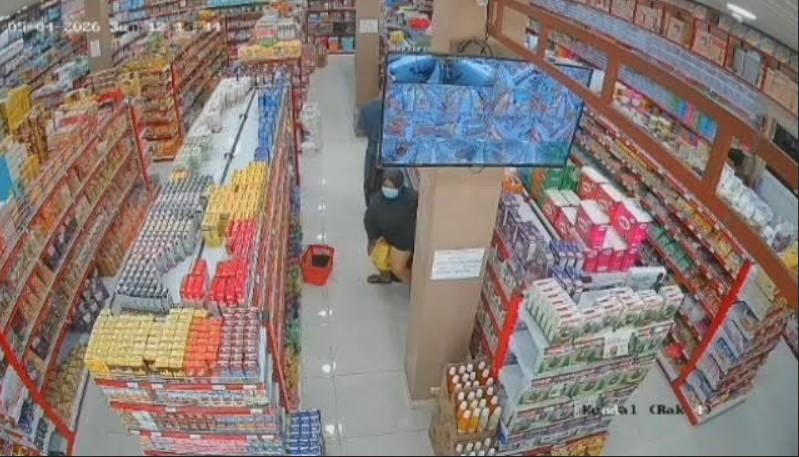 Viral Pencurian Minimarket di Ngawi: Modus Unik Emak-emak Sembunyikan Susu Formula di Balik Gamis