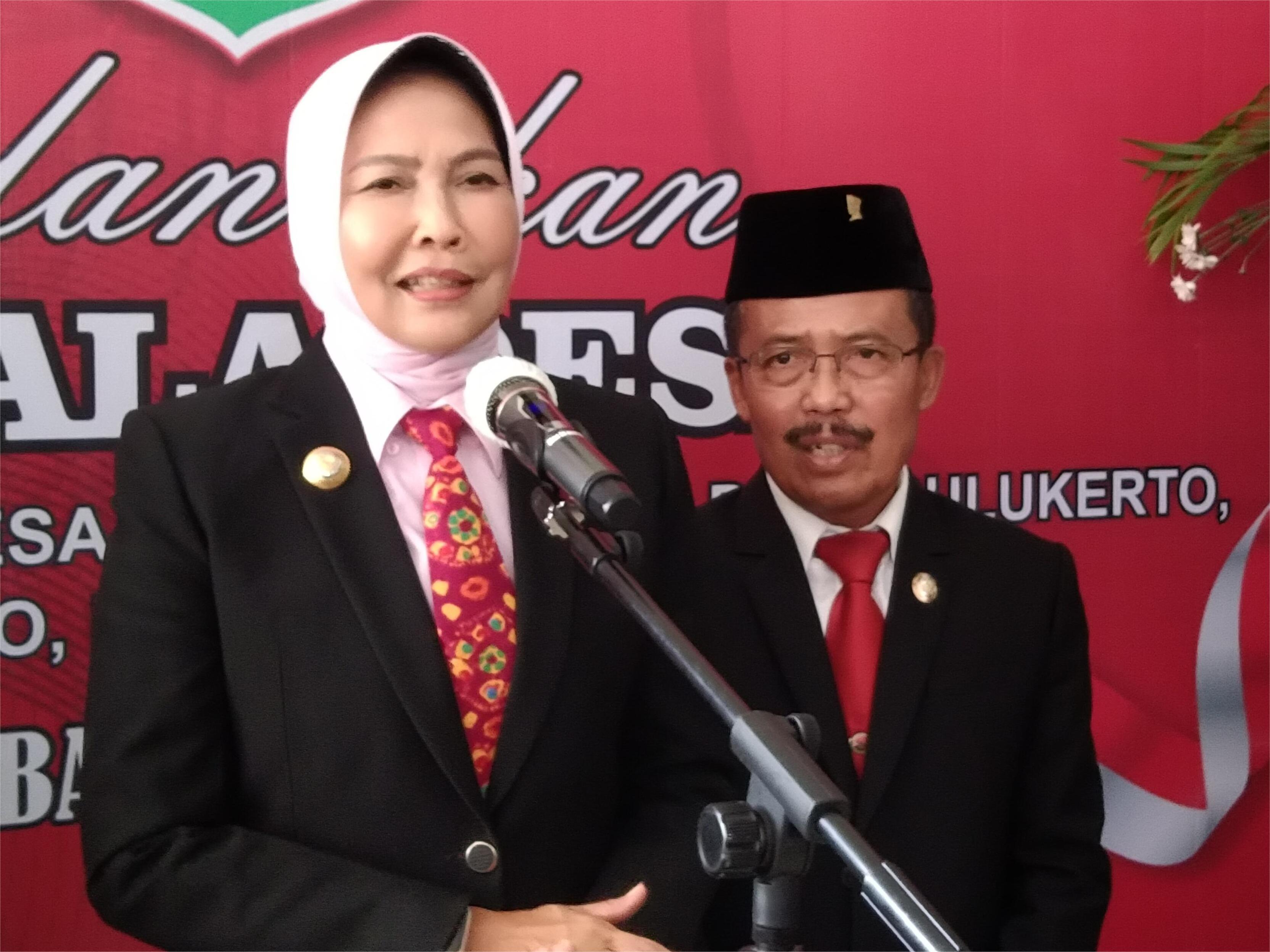 Dewanti-Rumpoko-didampingi-Punjul-Santoso-saat-masih-aktif-menjabat-sebagai-Wali-Kota-Batu.jpg