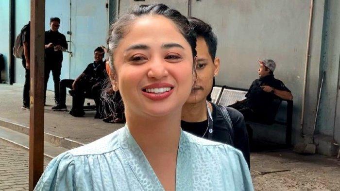 Dewi-Perssik-masih-banjir-job-berkat-rajin-sedekah.jpg
