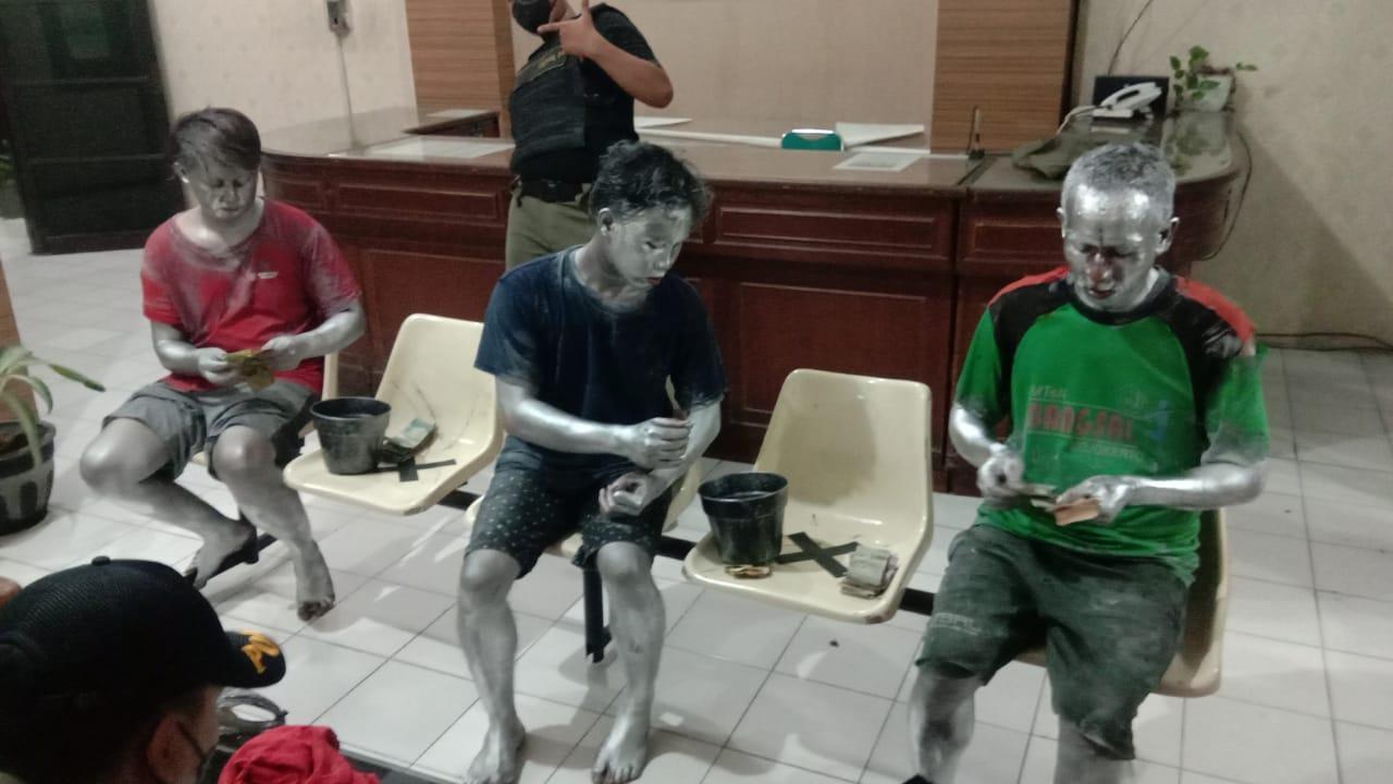 Manusia Silver Diamankan Satpol PP Gresik, Ternyata Berasal dari Luar Kota