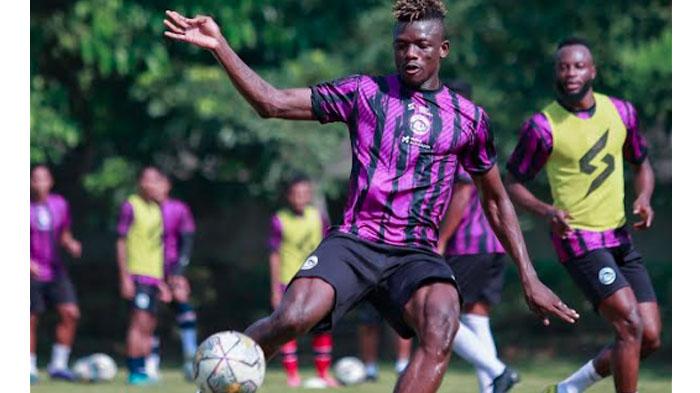 Diarra-Ichaka-saat-menjalani-latihan-bersama-tim-Arema-FC1.jpg