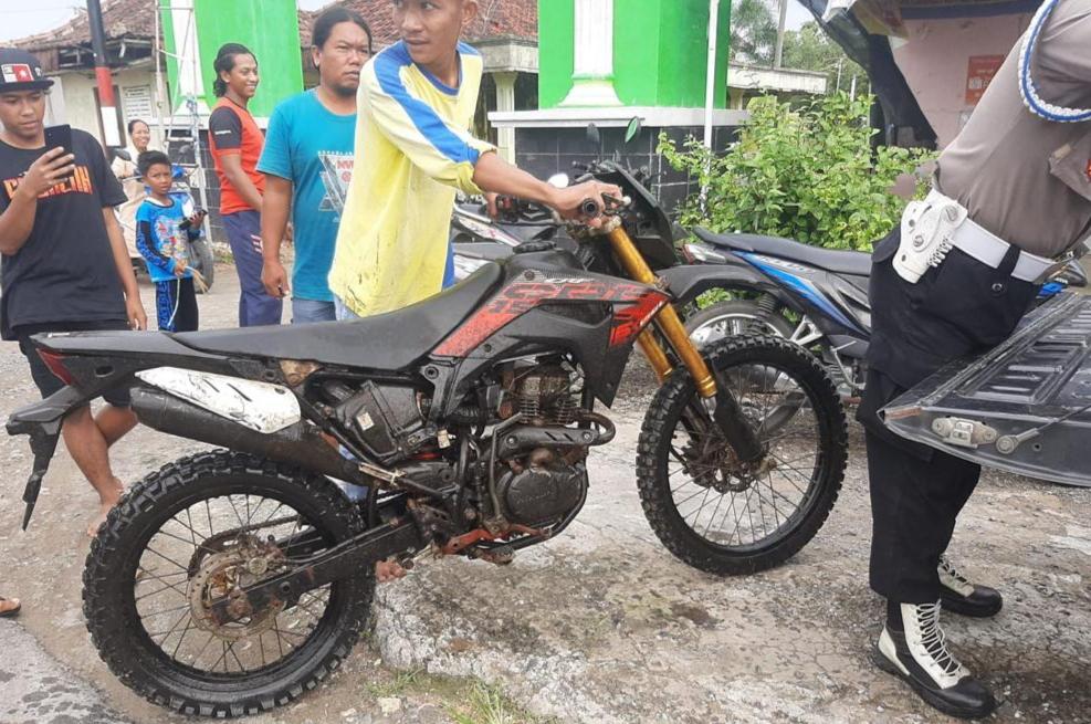 Cari Ikan di Waduk, Warga Lamongan Kaget Kakinya Injak Benda Aneh, Polisi Langsung Bergerak