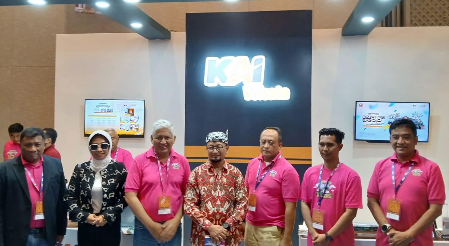 Direktur-Utama-KAI-Wisata-Hendy-Helmy-saat-mengunjungi-booth-KAI-Wisata.jpg
