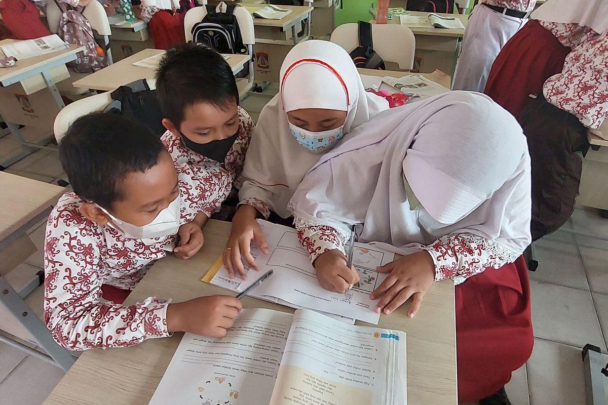 Pemkot Malang Resmi Berlakukan Pembatasan Ponsel di Sekolah, Siapkan Sanksi hingga Edukasi