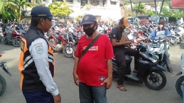 Dishub-Sampang-saat-berada-di-salah-satu-kawasan-parkir.jpg