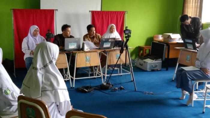 Dispendukcapil-Lumajang-menargetkan-11150-pemilih-pemula-sudah-terekam-e-KTP.jpg