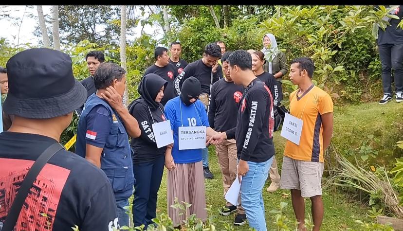 Ditonton-Tetangga-Tersangka-Kasus-Kopi-Sianida-Pacitan-Peragakan-28-Adegan.jpg