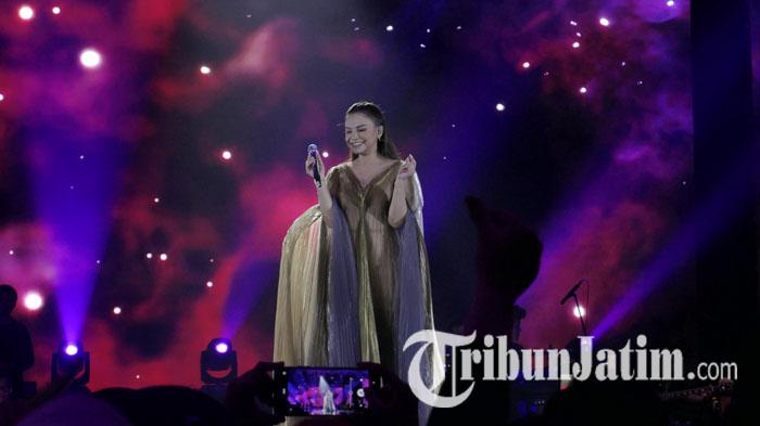 Diva-Indonesia-Rossa-tampil-memukau-dalam-konsernya-yang-digelar-di-Surabaya-penyanyi-rossa.jpg