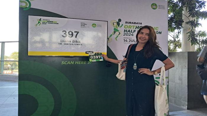 Dokter-Diana-Bibit-menunjukkan-nomor-lari-SOHM-miliknya-usai-konferensi-pers.jpg