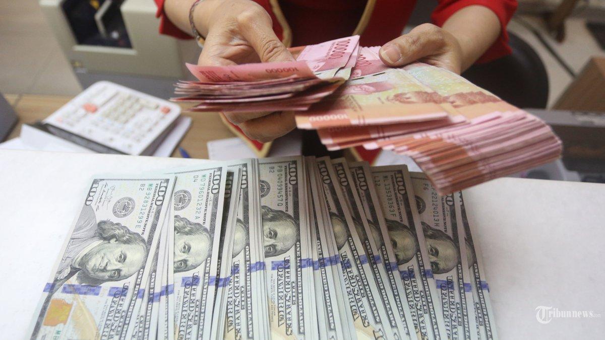 Dollar-mata-uang-rupiah-dan-dolar-Amerika-Serikat-di-tempat-penukaran-uang-asing-Bank-indonesia.jpg