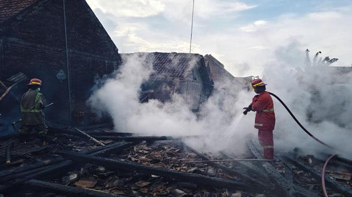 Dua-Bangunan-di-Bandarkedungmulyo-Jombang-Hangus-Terbakar-Kerugian-Capai-Rp700-Juta.jpg