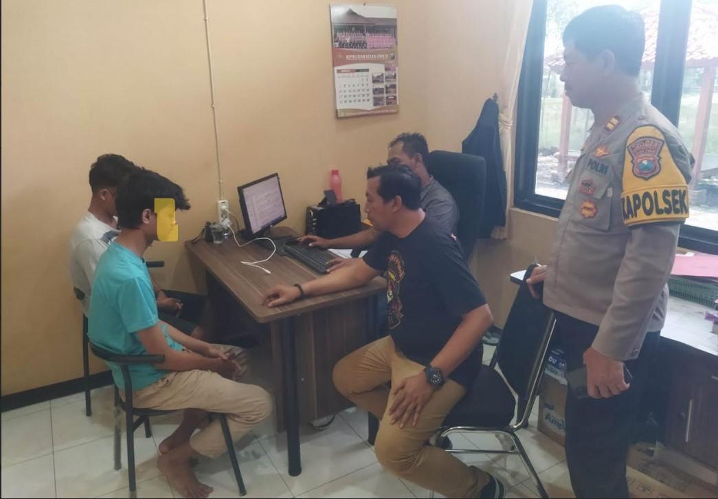 Dua-Pelaku-pelecehan-seksual-diinterogasi-Penyidik-di-Mapolsek-Ajung-Jember.jpg