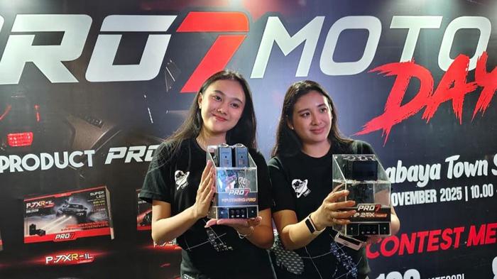 Dua-model-memperkenalkan-produk-terbaru-PRO7-MOTO-saat-acara-peluncuran-PRO7-MOTO-DAY.jpg