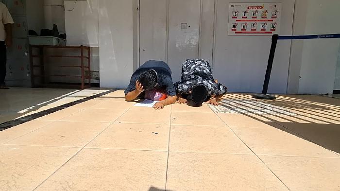 Dua-napi-merasa-terharu-dan-melakukan-sujud-syukur-usai-mendapat-remisi.jpg