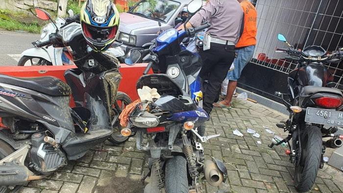 Dua-sepeda-motor-yang-terlibat-laka-lantas-di-Simpang-Empat-Jalan-Raya-Sulfat-malang.jpg