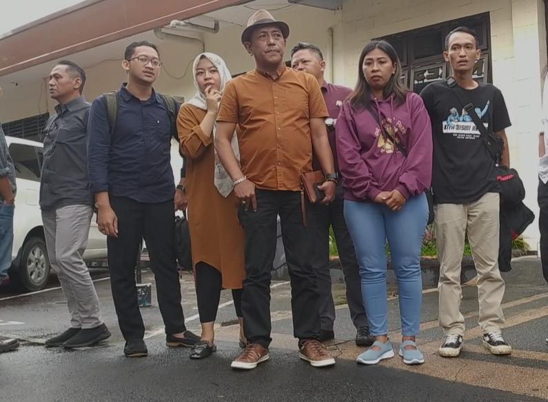 Eka-Wulandari-tertunduk-lesu-usai-keluar-dari-ruang-Satreskrim-Polres.jpg