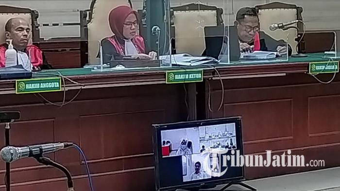 Eks-Kadispendik-Jatim-Syaiful-Rachman-dan-eks-kepala-SMK-swasta-Eny-Rustiana-jalani-sidang-vonis.jpg