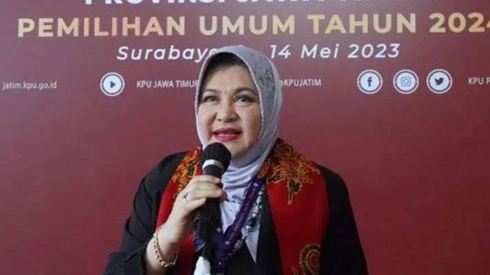 Emilia-Contessa-saat-mendaftar-sebagai-bacalon-DPD-di-KPU-Jatim.jpg