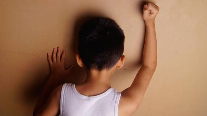 Warga Syok 3 Anak Tidur dengan Kaki Dirantai, Bermula Pencurian Kotak Amal Masjid, Tak Diberi Makan