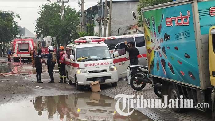 Enam-orang-petugas-Dinas-Pemadam-Kebakaran-dan-Penyelamatan-Kota-Surabaya-terluka.jpg