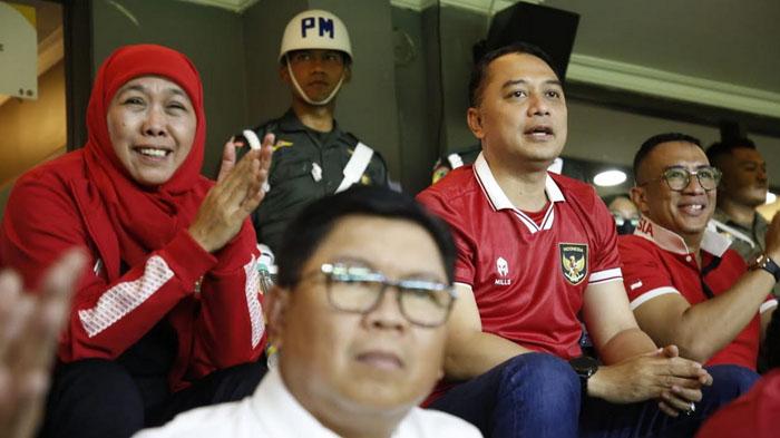 Eri-Cahyadi-dan-Khofifah-Indar-Parawansa-menyaksikan-pertandingan-Timnas-Indonesia-vs-Palestina.jpg
