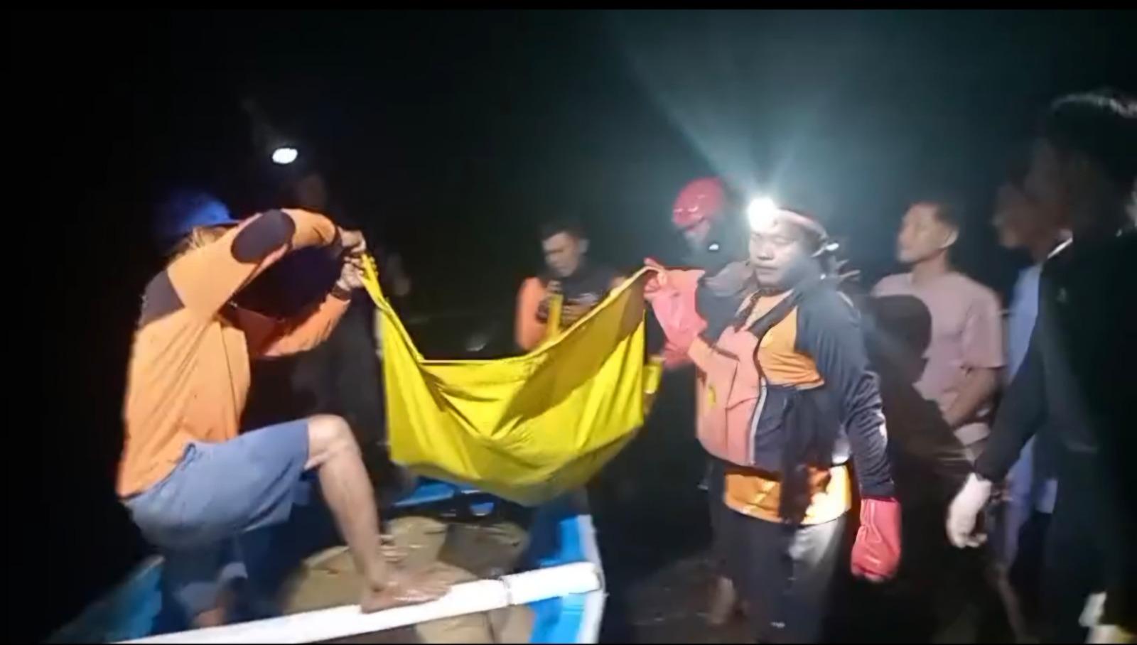 Evakuasi-korban-kedua-wisatawan-terseret-ombak-Pantai-Seruni-Payangan-Ambulu.jpg