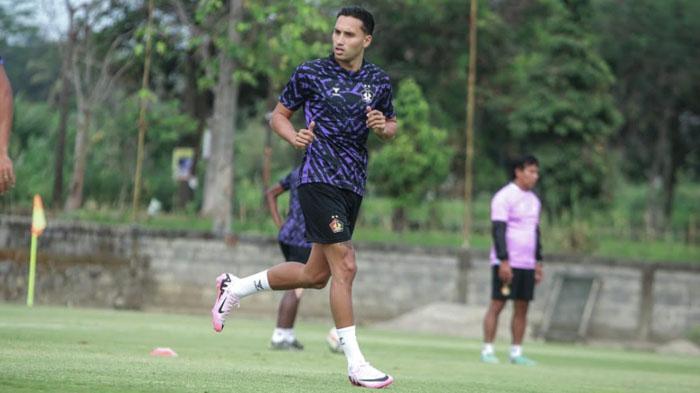 Ezra-Walian-resmi-bergabung-dengan-skuad-Persik-Kediri-untuk-mengarungi-kompetisi-Liga-1-20242025.jpg