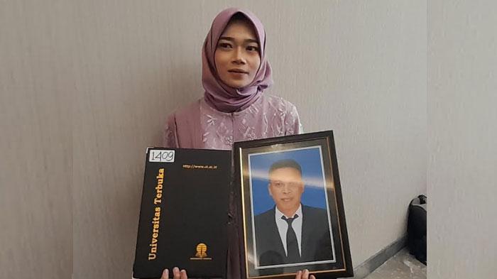Ferda-Feri-Putri-Anindita-mengambil-ijazah-dari-UT-Malang.jpg