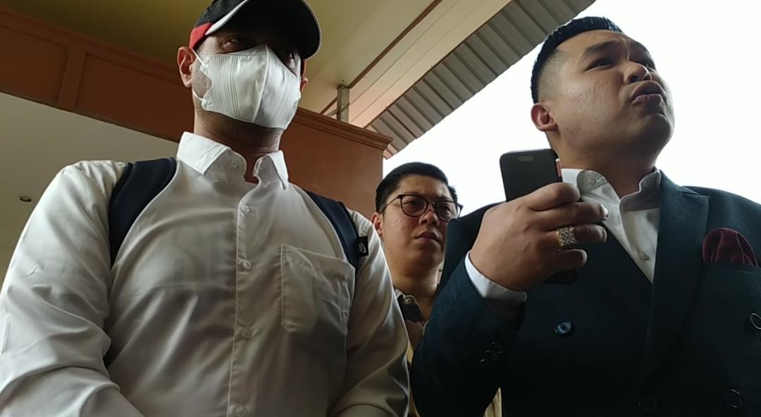 Ferry-Irawan-saat-hendak-masuk-ke-dalam-ruangan-Subdit-IV-Renakta-Ditreskrimum.jpg