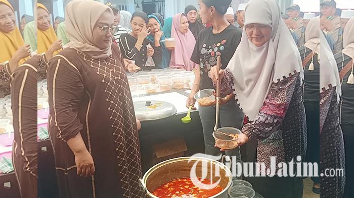 Festival Kuliner Khas Ampel Surabaya, Reni Astuti Bagikan Ratusan Porsi Gule Maryam pada Masyarakat