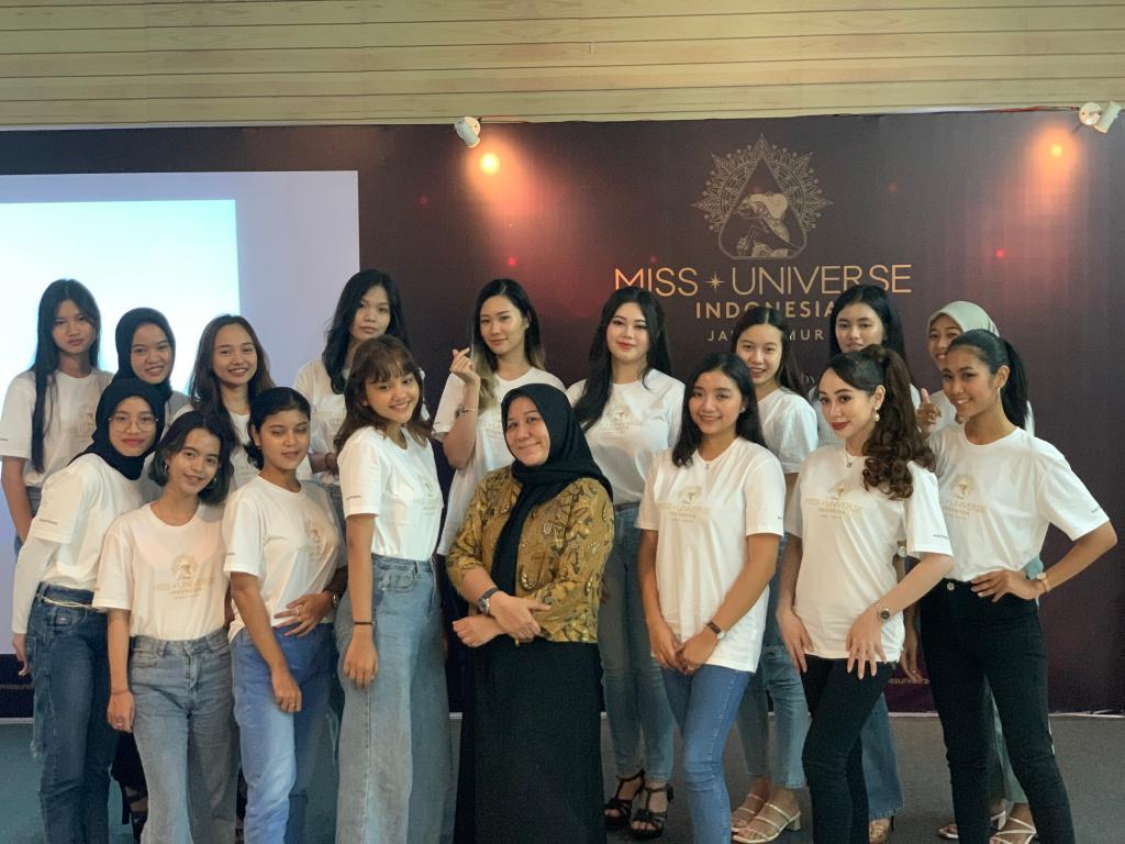 Finalis-Miss-Universe-Indonesia-Jatim-2023-mendapatkan-materi-terkait-womenpreneurship.jpg