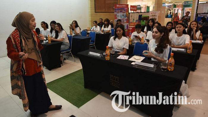 Finalis-Miss-Universe-Indonesia-Jawa-Timur-2023-mendapatkan-materi-tentang-pengelolaan-uang.jpg