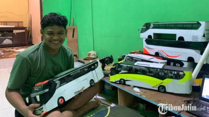 Firgian-Listanto-bersama-miniatur-bus-buatannya.jpg