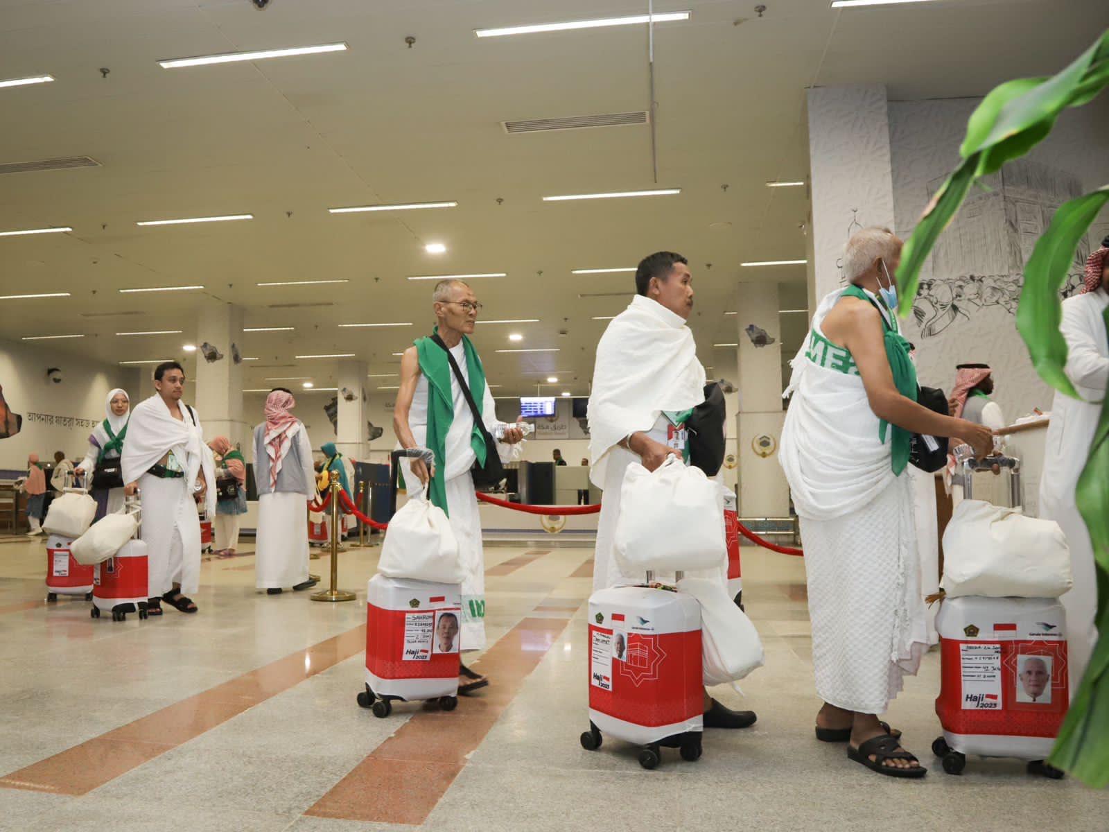 Foto-ilustrasi-jemaah-haji-yang-lansia-dan-berpakaian-ihrom-saat-tiba.jpg