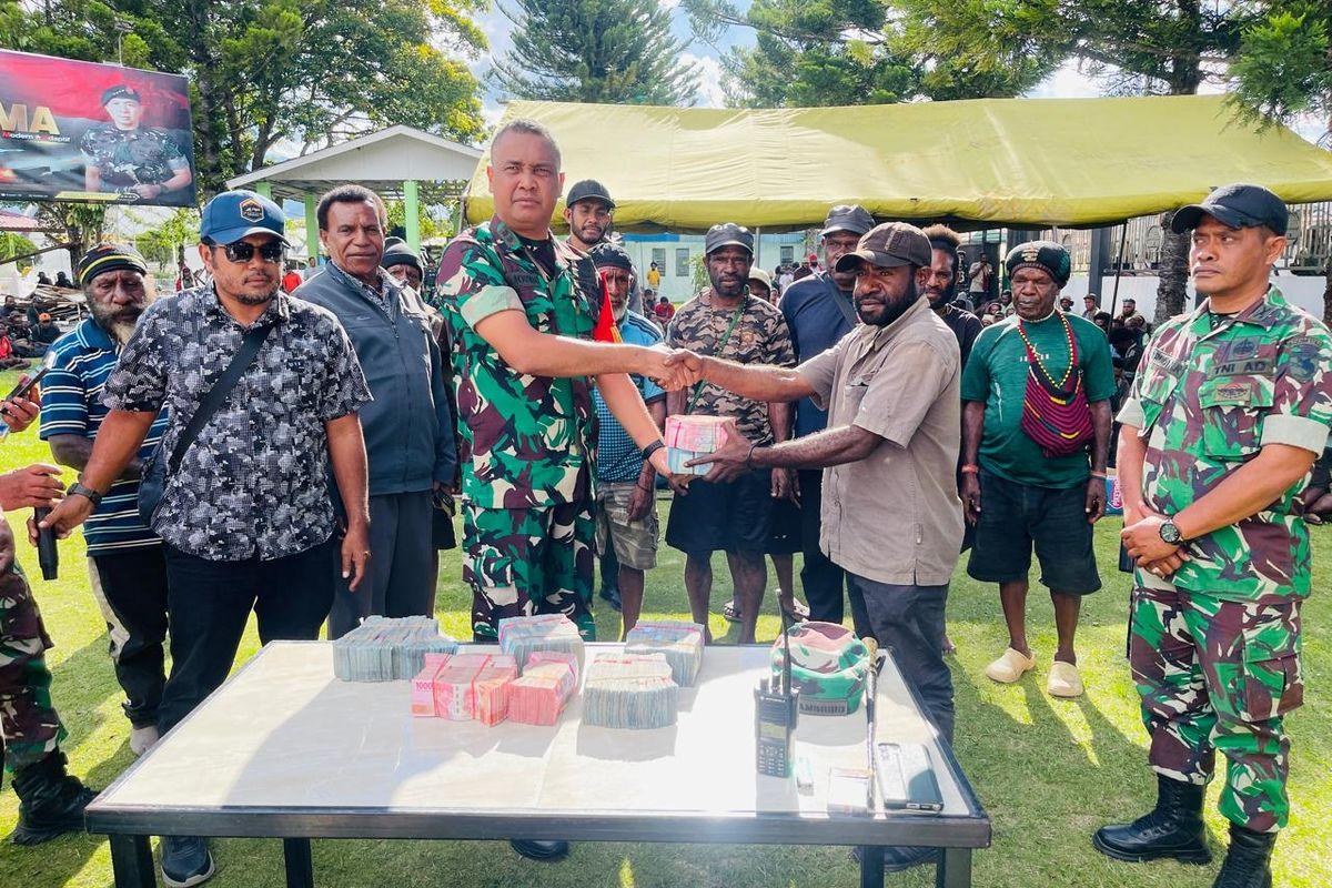 Foto-terbaru-Komandan-Dandim-saat-serahkan-uang.jpg