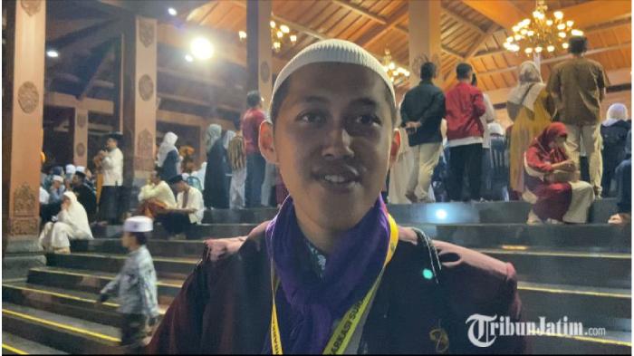 Gantikan-Ayah-yang-Meninggal-Satrio-Berangkat-Haji-Temani-Ibu-Jadi-Jemaah-Termuda-Ponorogo.jpg