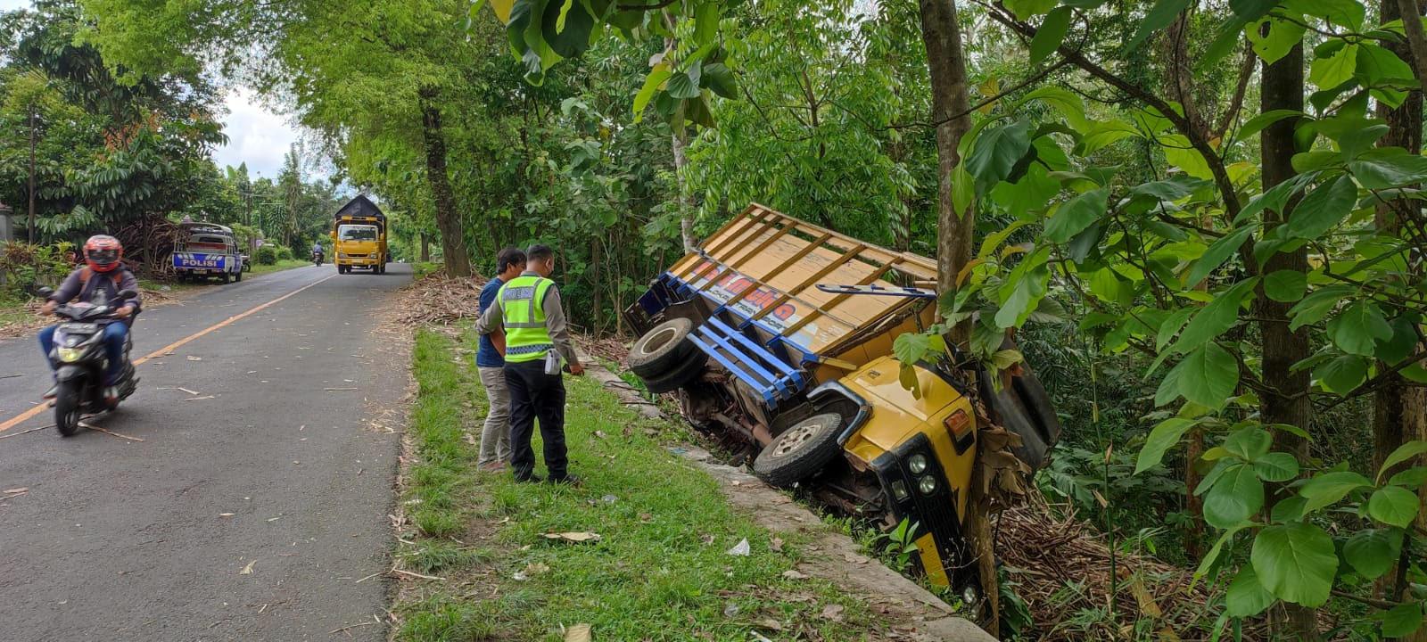 Rem Blong Berdampak Fatal, Truk Tebu di Blitar Tersangkut Pohon Jati di Bibir Tebing