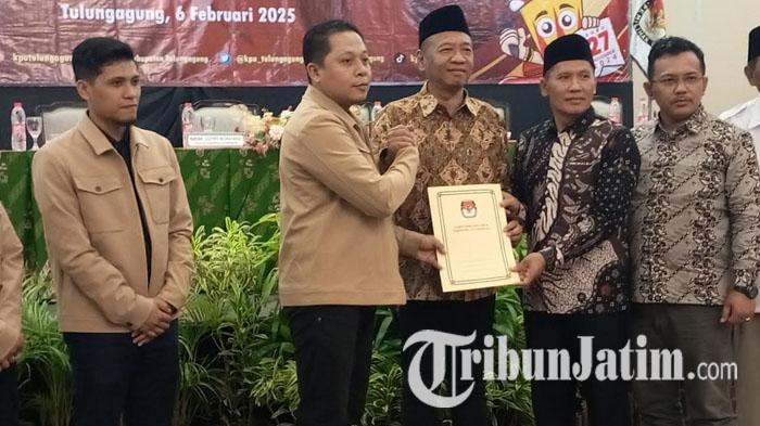 Gatut-Sunu-Wibowo-dan-Ahmad-Baharudin-menerima-salinan-keputusan-KPU-Tulungagung.jpg