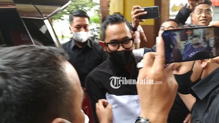 Gilang-Juragan-99-saat-tiba-di-Polda-Jatim-atas-Tragedi-Kanjuruhan.jpg