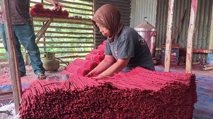 Desa Dalisodo Dikenal Sentra Dupa di Malang, Perajin Saling Bersaing Harga Jadi Kendala