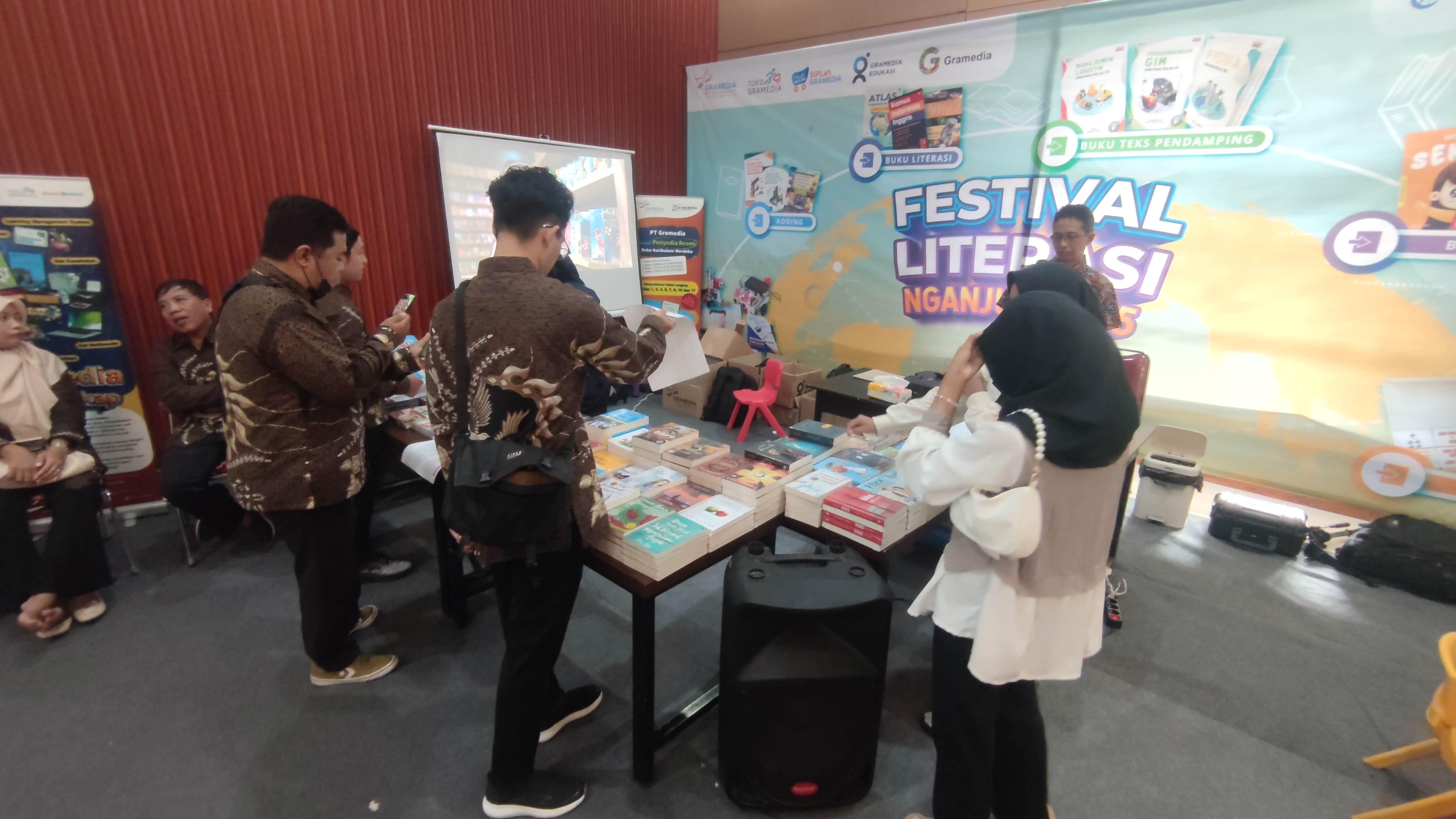 Gramedia-Mitra-Edukasi-Indonesia-hadir-di-Festival-Literasi-Nganjuk-Sabtu-15112025.jpg