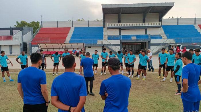 Persekat vs Gresik United, Rudy Eka Priyambada Keluhkan Buruknya Lapangan Stadion Mochtar: Ngeri