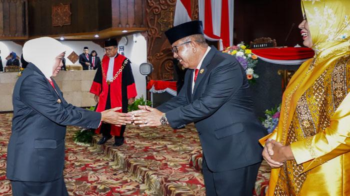Gubernur-Jatim-Khofifah-Indar-Parawansa-menerima-Penghargaan-Tokoh-Wanita-Inspiratif.jpg