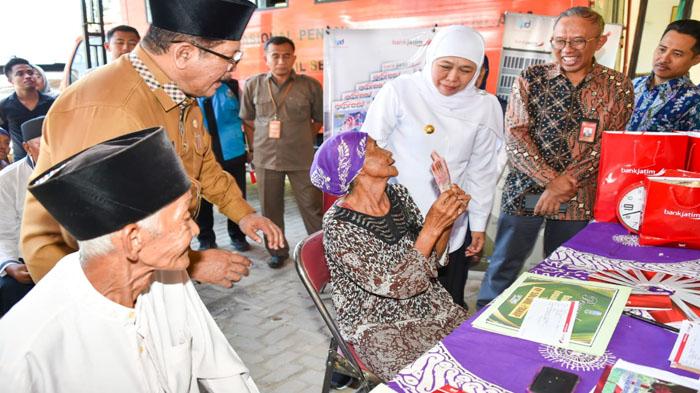 Salurkan Bansos PKH Plus Bagi Lansia di Bangkalan, Khofifah: Upaya Tingkatkan Kesejahteraan Rakyat